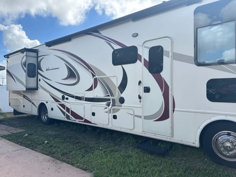 “Disaster Response Eligible”. Thor 38 foot Hurricane (No CDL required!! Drivable vehicle in Lakeland