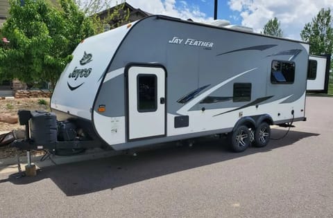 KING BED! double bunks. Sleeps up to 8! I will bring it to your campsite! Towable trailer in Vancouver