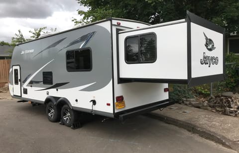 KING BED! double bunks. Sleeps up to 8! I will bring it to your campsite! Towable trailer in Vancouver