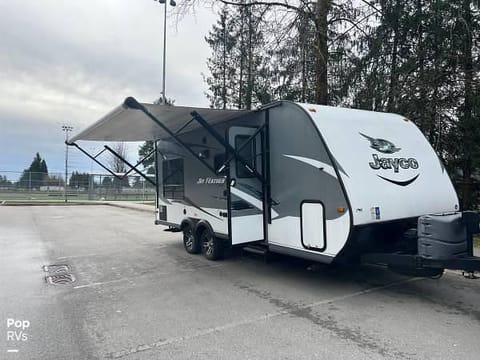 KING BED! double bunks. Sleeps up to 8! I will bring it to your campsite! Towable trailer in Vancouver