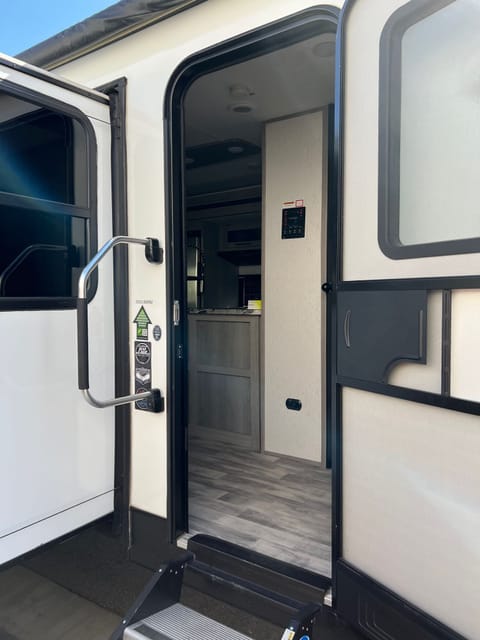 2022 Kodiak Dutchman Ultimate Towable trailer in Clovis