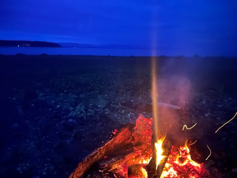 Getaway in this 26" sleeper of 6 solar powered beauty! Reboque rebocável in Campbell River