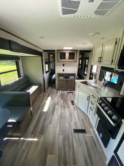 Getaway in this 26" sleeper of 6 solar powered beauty! Reboque rebocável in Campbell River