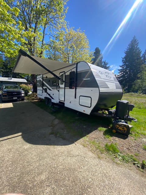 Getaway in this 26" sleeper of 6 solar powered beauty! Tráiler remolcable in Campbell River