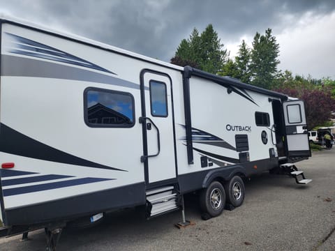 WANDERLUST..38' Keystone Outback Toyhauler - Glamping at its best Towable trailer in Lynnwood