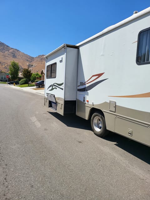 2007 Winnebago Outlook Awesome Clean Easy To Drive Véhicule routier in Riverside