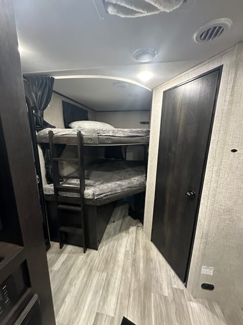 Jayco Jay Feather 24BH Towable trailer in Salem