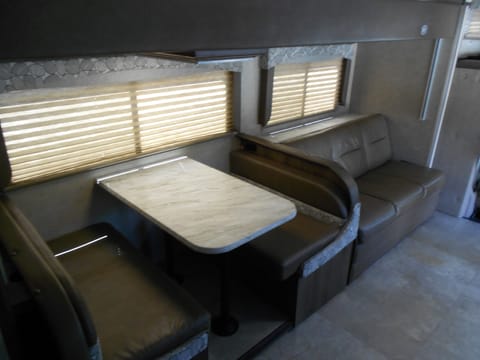 Coachmen Freelander 28BH - *Functional and Spacious* Drivable vehicle in Lake Wylie