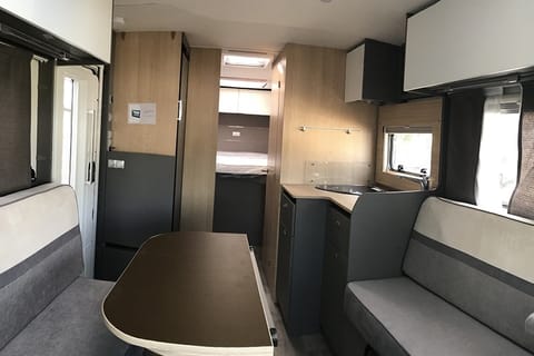 LMC Tourer Lift H720 - Salon/séjour vu du siège passager