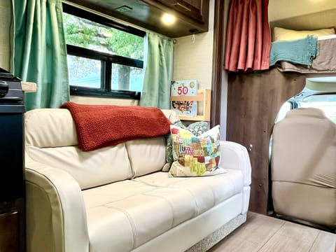 The Queen Bea: 2018 Jayco Greyhawk 31FS motorhome Drivable vehicle in Lancaster