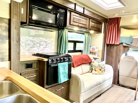 The Queen Bea: 2018 Jayco Greyhawk 31FS motorhome Drivable vehicle in Lancaster