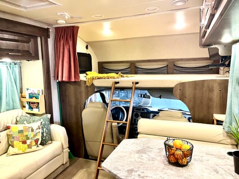 The Queen Bea: 2018 Jayco Greyhawk 31FS motorhome Drivable vehicle in Lancaster