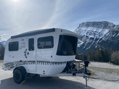 These great wraparound windows bring this great view to us inside the trailer