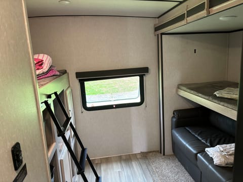 Steve's 33ft Luxury Northern Spirit travel trailer (sleeps 8-10) Towable trailer in Cambridge