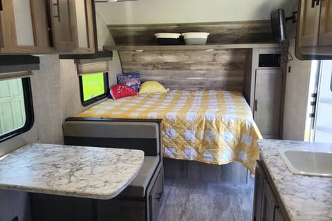 Venture in our Like New 2020 Grand River Bunkhouse Travel Trailer Rimorchio trainabile in Greater Napanee