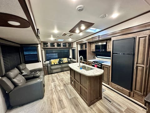 Luxury 2 Bedroom 5th Wheel- KZ Durango Towable trailer in Post Falls