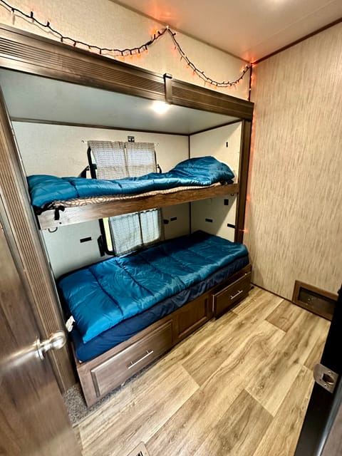 Luxury 2 Bedroom 5th Wheel- KZ Durango Towable trailer in Post Falls