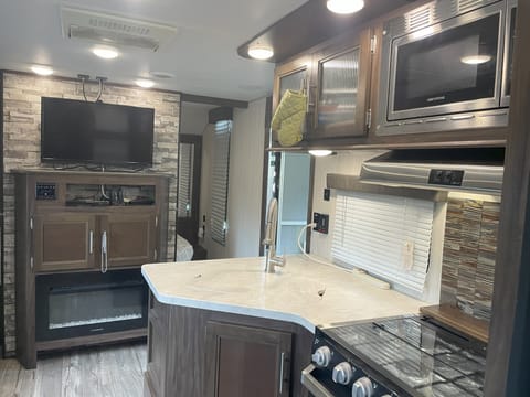 2019 Greywolf 29BH 33' Travel Trailer waiting for you and your family. Towable trailer in Piscataway