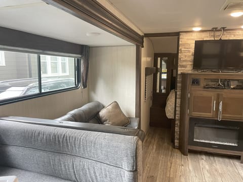 2019 Greywolf 29BH 33' Travel Trailer waiting for you and your family. Towable trailer in Piscataway
