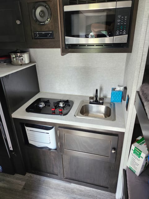 Go anywhere camper sleeps 4 Towable trailer in Canton