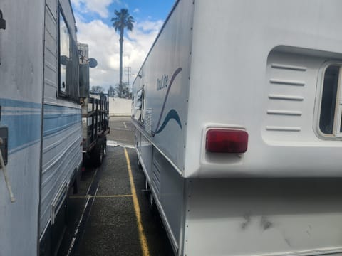 Basic non motorized towline Hilo stays up at all time Towable trailer in Lakewood