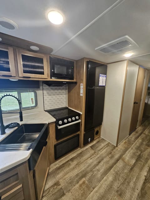 2024 Cherokee Alpha Wolf 280QBS  ***Delivery only*** Towable trailer in Laurel Park