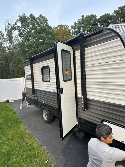 LIGHTWEIGHT Comfortable Trailer Towable trailer in Lake Hopatcong