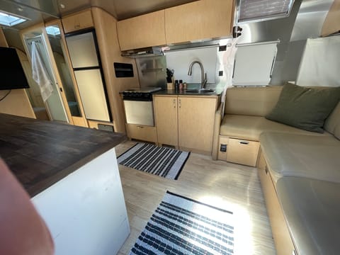 Spacious Modern Airstream - We Deliver & Set Up Towable trailer in Truckee