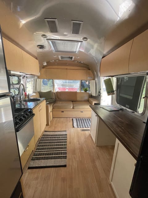 Spacious Modern Airstream - We Deliver & Set Up Towable trailer in Truckee