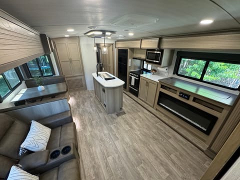 2024 LUXURY OUTBACK (Delivery/Pickup Only) Towable trailer in Farragut