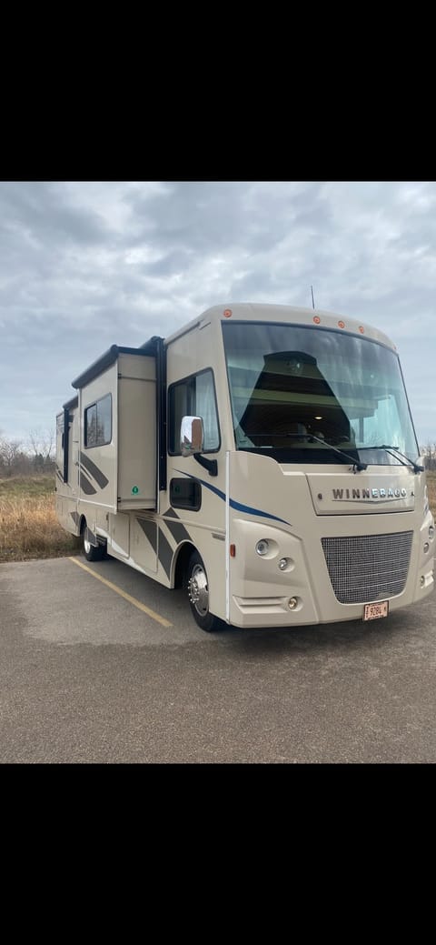 2017 Winnebago Vista LX MAINTANED CLEAN AND SAFE Drivable vehicle in Bedford Park