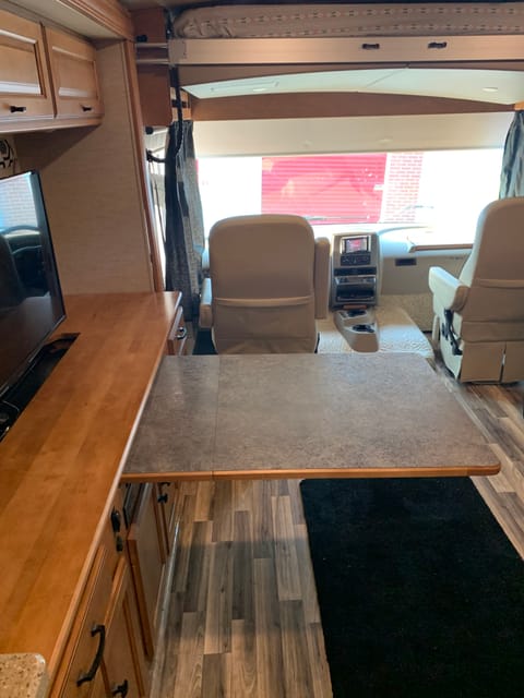 2017 Winnebago Vista LX MAINTANED CLEAN AND SAFE Drivable vehicle in Bedford Park