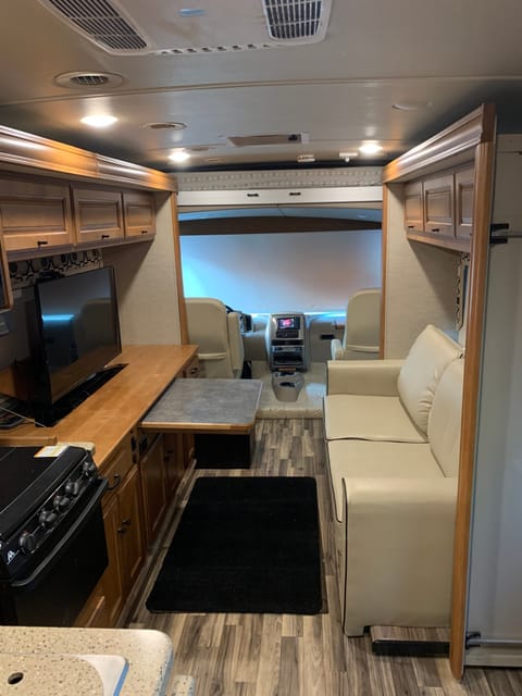 2017 Winnebago Vista LX MAINTANED CLEAN AND SAFE Drivable vehicle in Bedford Park