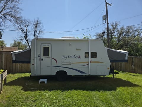 Get Out of Town 2004 Jayco Jay Feather Exp 18F Towable trailer in Schertz