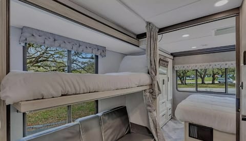 Explore with Comfort and Flexibility: Our 31-Foot RV with Bunk Beds! Drivable vehicle in Shawinigan