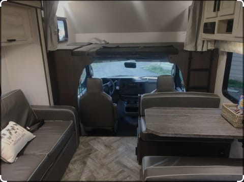 Explore with Comfort and Flexibility: Our 31-Foot RV with Bunk Beds! Drivable vehicle in Shawinigan