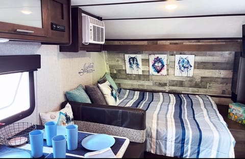 Wolverine Lightweight Bunkhouse Sleeps 6, Pet&Festival Friendly Towable trailer in Shakopee