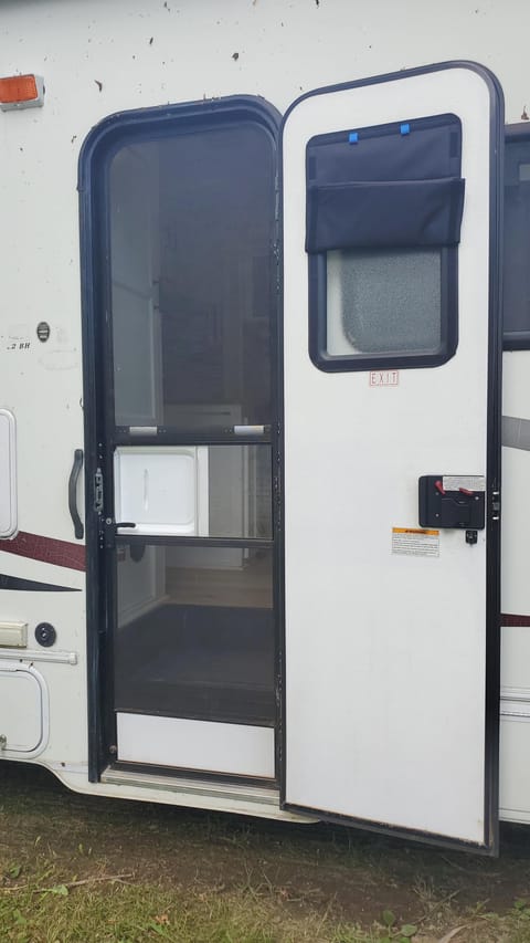 32ft Coachmen – Family Friendly, newly remodeled & Fully Equipped! Drivable vehicle in Springdale