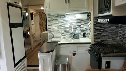 32ft Coachmen – Family Friendly, newly remodeled & Fully Equipped! Drivable vehicle in Springdale