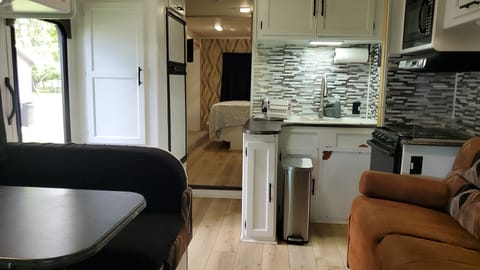 32ft Coachmen – Family Friendly, newly remodeled & Fully Equipped! Drivable vehicle in Springdale