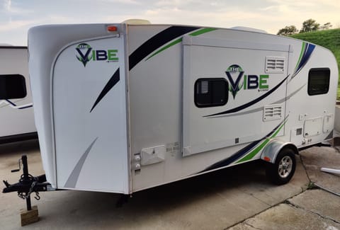 20' V-Cross Vibe, EZ Pullin' Lux Tent on Wheels! Towable trailer in Blue Springs