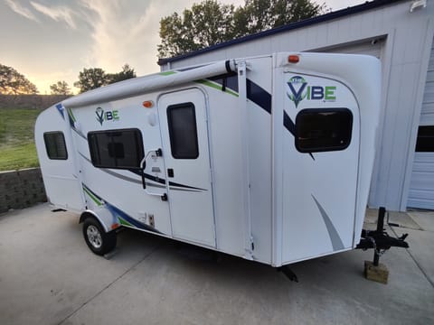 20' V-Cross Vibe, EZ Pullin' Lux Tent on Wheels! Towable trailer in Blue Springs