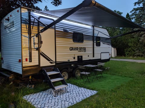 Home Away From Home: 2022 Custom Camping Trailer Reboque rebocável in Richmond Hill