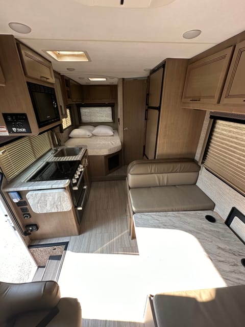 2021 Thor 6 Person - Like New w/low miles Drivable vehicle in Saint Charles