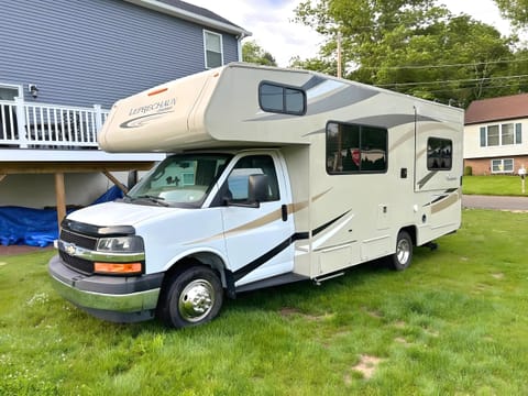 ADVENTURE AWAITS : SPACIOUS 2017 CHEVY LEPRECHAUN RV Drivable vehicle in Feasterville-Trevose