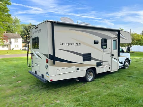 ADVENTURE AWAITS : SPACIOUS 2017 CHEVY LEPRECHAUN RV Drivable vehicle in Feasterville-Trevose