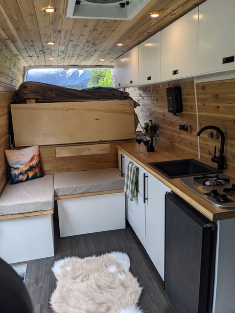 Stand 6ft+ Inside this fuel efficient Diesel & Solar Cozy Cabin on Wheels! Campervan in Burnaby