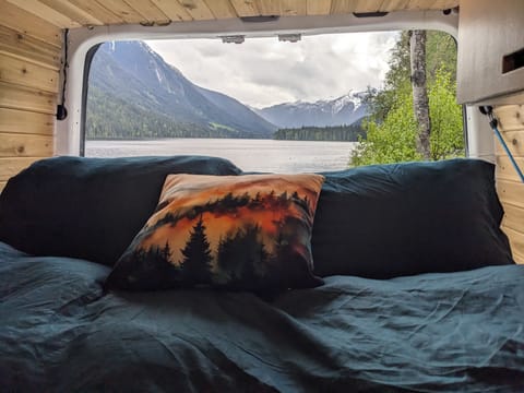 Stand 6ft+ Inside this fuel efficient Diesel & Solar Cozy Cabin on Wheels! Campervan in Burnaby