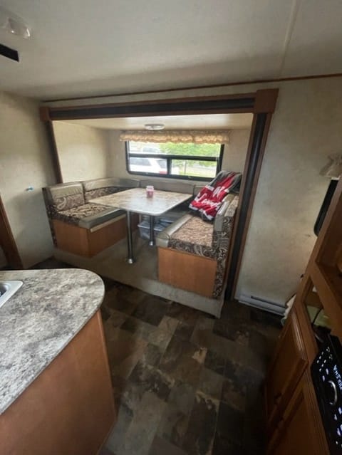 2013 Apex 21.5' w/Outdoor Kitchen Towable trailer in Fort St. John