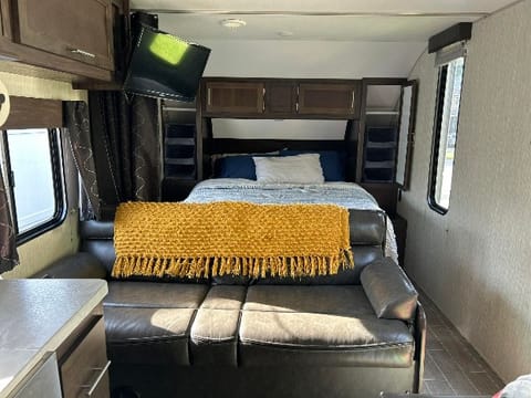 2020 Grey Wolf Sleeps 10! Towable trailer in Rutland